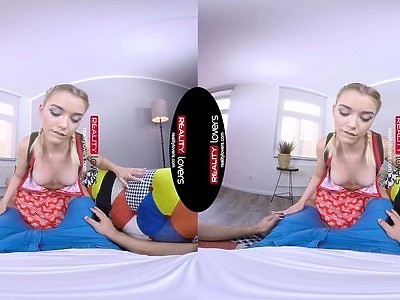 ciężarna nastolatka w majteczkach i bez