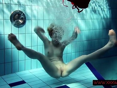 nastolatka z małym biuścikiem pcha się na dwa kutasy