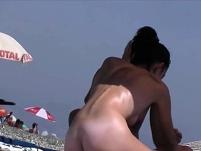 bawi się delikatnie jej młodą cipką