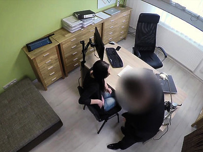 dwie nastolatki ciągną penisa