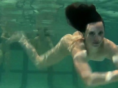 czarnowłosa nastolatka ze sterczącym biustem