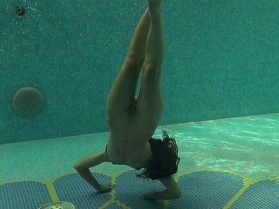 młodziutka i mega zgrabna nastolatka przed kamerką