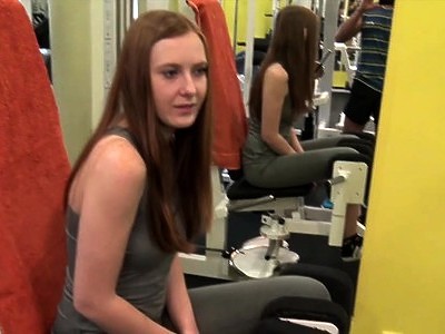 ruda nastolatka na skórzanym fotelu