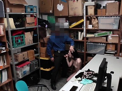 nastolatka dogadza mu stopami