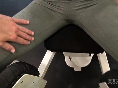 ojczym zapina ją i jej najlepszą przyjaciółkę