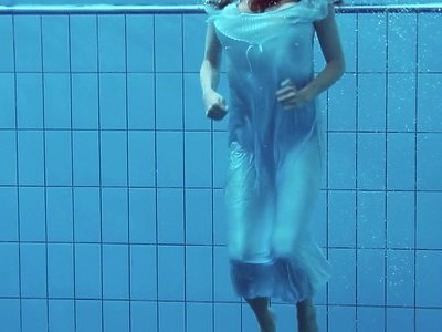 urocza nastolatka pozuje na krześle