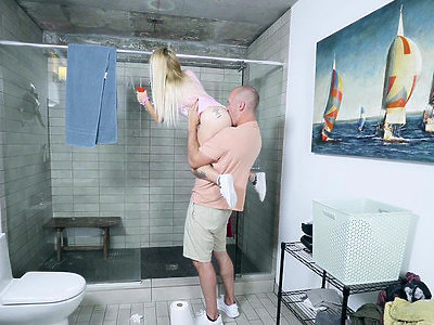 dziadek zapina blond nastolatkę