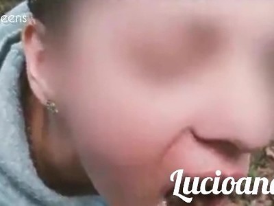 amatorka pozuje za pieniążki