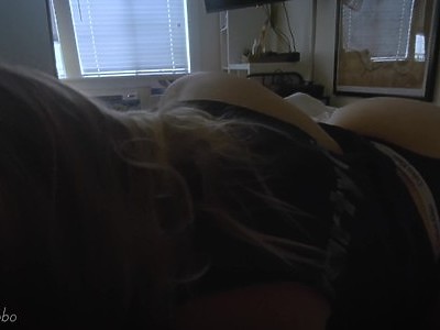 facet z wąsem rucha pannę młodą