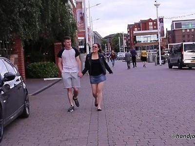 młoda kocica w zielonym staniczku