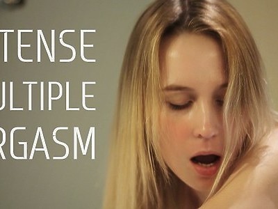 amatorka pokazuje się przed kamerką