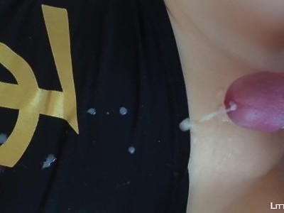 śliczna nastolatka potrząsa biuścikiem