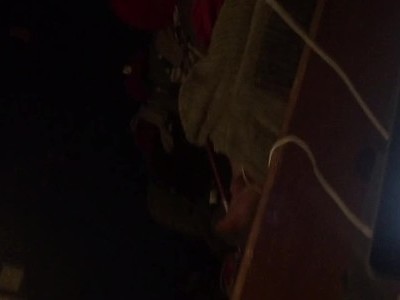 krągła nastolatka rozkłada nogi i sobie dogadza