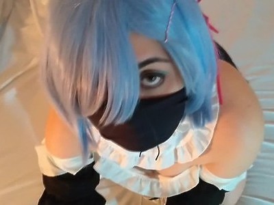 nastolatka z dużym misiem na łóżku