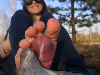 cycata nastolatka pieści się w sypialni