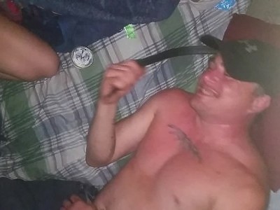 nastolatka pieści swą muszelkę w solarium