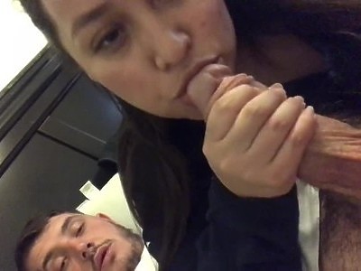 młoda nastolatka z kudłatą piczką