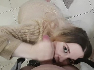 super nastolatka goli sobie swoją cipkę