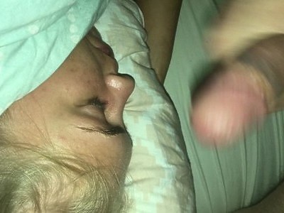 ruda nastolatka rozkłada nogi i daje sobie z palca