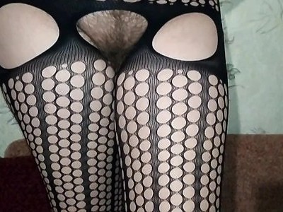 opalona i delikatna nastolatka robi sobie dobrze