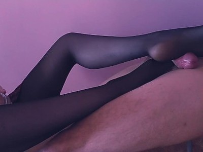 nastolatka pali fajkę wodną i obciąga przed kamerką