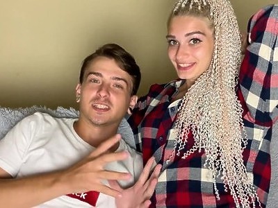 nastolatka z małym biustem fajnie sobie dogadza