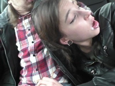 młoda pani prezentuje swe gorące ciałko pod gołym niebem