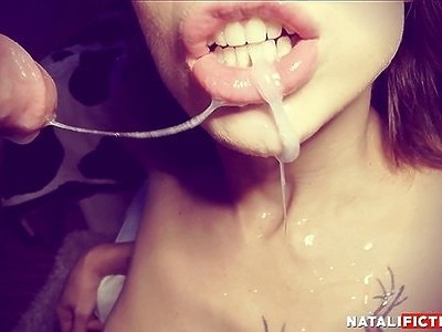 nastolatka w lateksowych rękawiczkach pieści jego kutaska