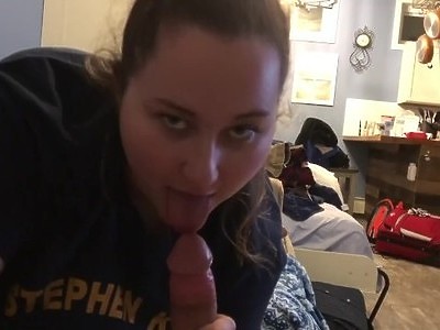 długowłosa nastolatka ma chrapkę na jego kutasa