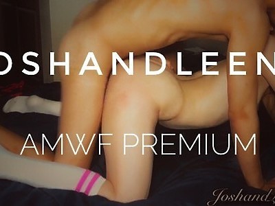 seksowna nastolatka masturbuje się butelką w kuchni