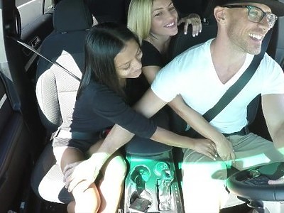 nastolatka z kolczykiem w piczce ruchana w aucie