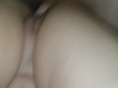 nastolatka pieści się po piczy podczas rżnięcia