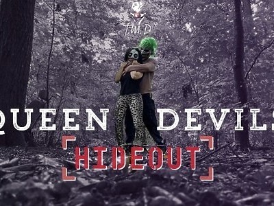 chuda osiemnastolatka słodko sobie dogadza