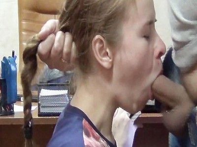 rucha siostrzyczkę z całych sił