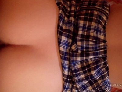 młoda polka bawi się z kolegą