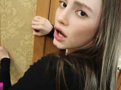 młoda ślicznotka wibruje dziurkę