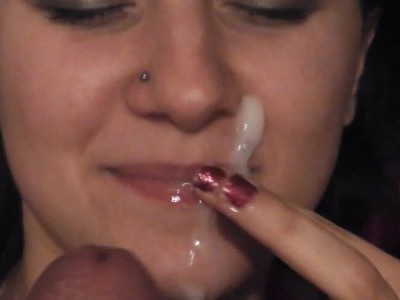 słodka nastolatka zdejmuje opaskę z oczu