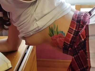 nastolatka z małym biustem fajnie trzepie penisa