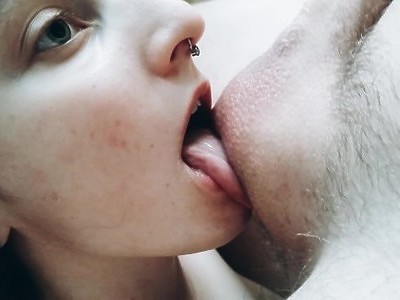 ruda młoda suczka oddaje się dziadkowi