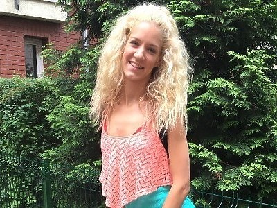 nastolatka leży na boczku i masuje się po biuście