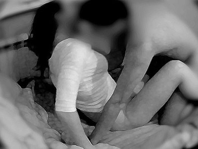 młoda sucza obciąga pałę w ogrodzie