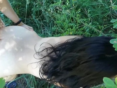 nastolatka w koralach obciąga duża pałkę