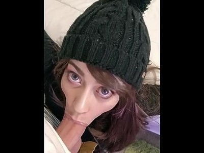 śliczna nastolatka fajnie robi loda