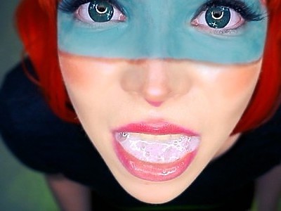 młoda dziewczyna chce obciągnąć jego fiuta