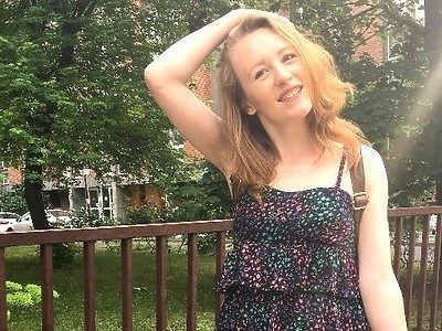 chuda nastolatka z niewielkimi cyckami