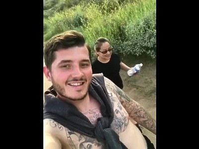 piękna mama cycatka zabawia się z dwoma nastolatkami