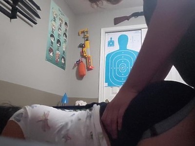 nastolatka z pięknymi oczkami klęczy przed penisem