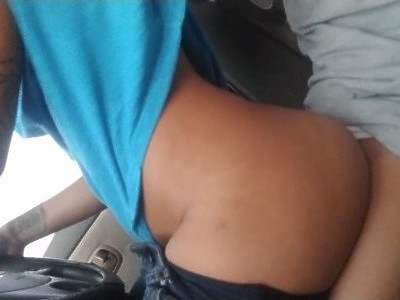 opalona nastolatka z kolczykami w sutkach lubi gangbang