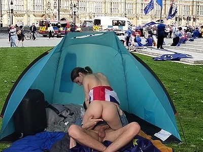 wytatuowana emo nastolatka porusza swą dupcią