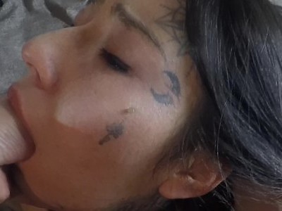 nastolatka w sukience potrząsa swą dupeczką